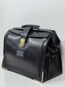 Charming vintage  black leather Gladstone style briefcase +KEY