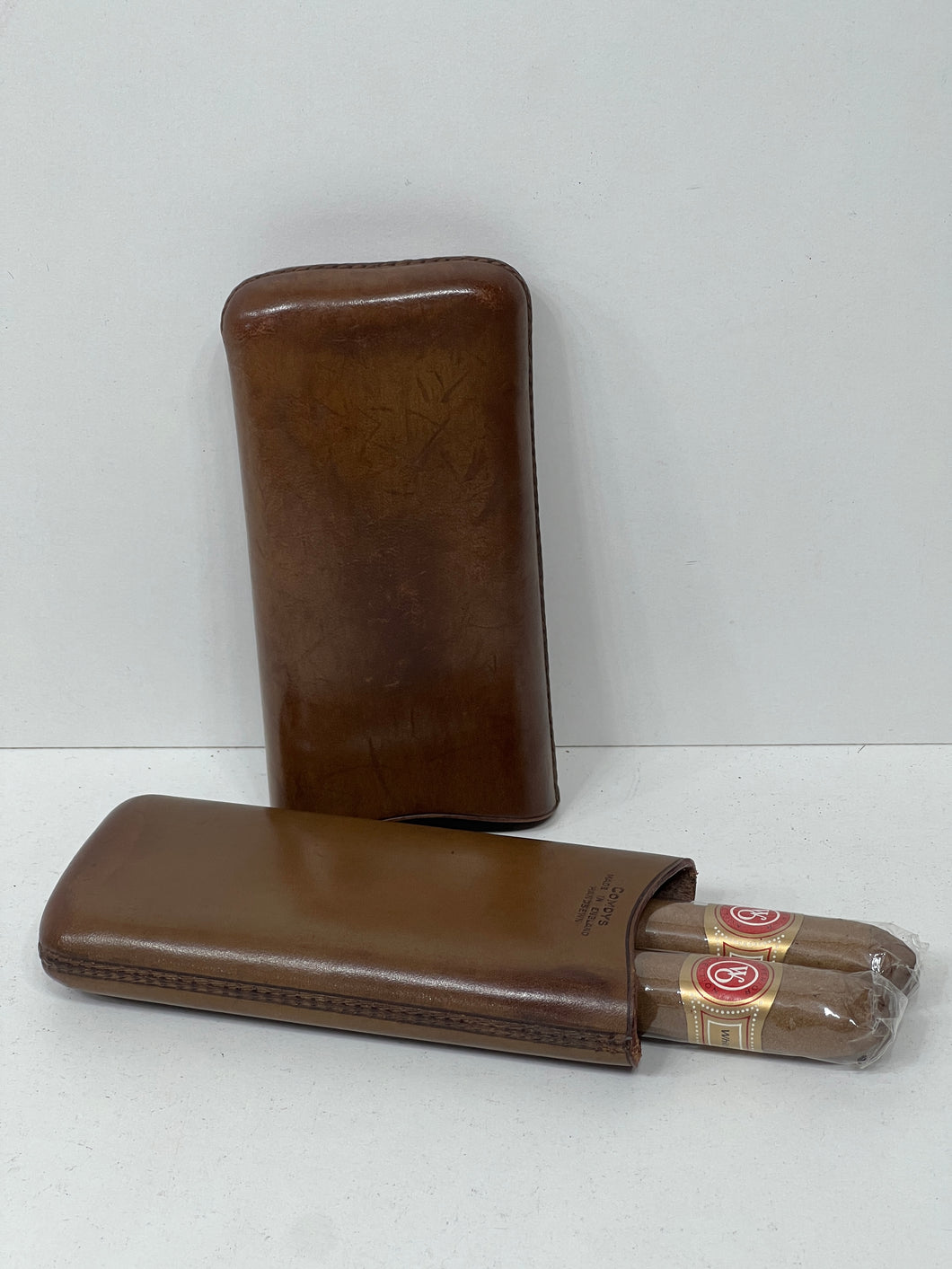 Spectacular vintage leather cigar case excellent stitching by Comoys