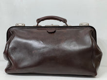 Load image into Gallery viewer, Vintage LARGE Leather YORK City Leather Co LTD Gladstone Doctor&#39;s  Bag +KEY
