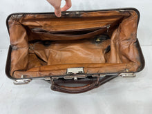 Load image into Gallery viewer, Vintage LARGE Leather YORK City Leather Co LTD Gladstone Doctor&#39;s  Bag +KEY
