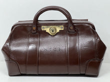 Load image into Gallery viewer, Superb QUALITY vintage oak grain brown leather bankers bullion Gladstone bag
