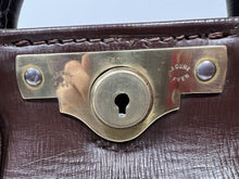 Load image into Gallery viewer, Superb QUALITY vintage oak grain brown leather bankers bullion Gladstone bag
