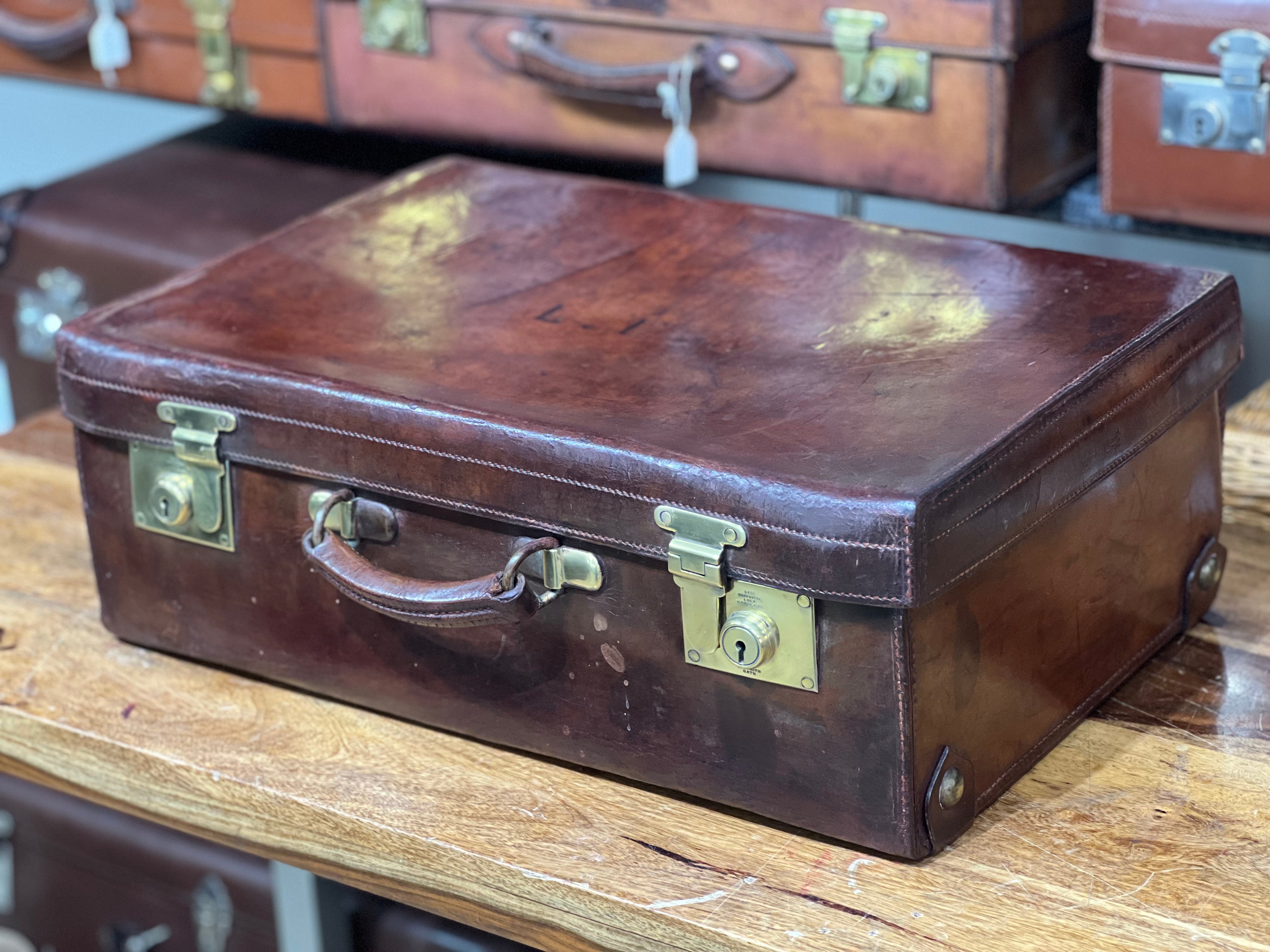 VINTAGE LEATHER 1900s W.H.SMITH LARGE SUITCASE